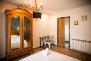 阿丰萨格拉达Hotel portico的卧室配有大型木质梳妆台和1张床
