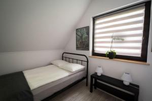 ZagórzDomek nad Sanem的一间小卧室,配有床和窗户