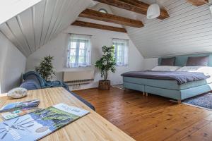 洛伊查赫Landhaus Pößnitz的一间卧室配有一张床和一张木桌