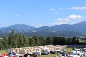 施皮尔贝格Event Lodge Camping Spielberg的山地里一大群帐篷