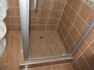 北马马亚-讷沃达里APARTAMENT REBEKA的浴室里设有玻璃门淋浴