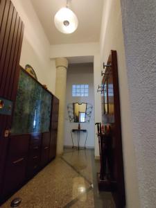 圣凯撒利亚温泉Miramare Vacanze Apartment的走廊上,房间设有大梳妆台