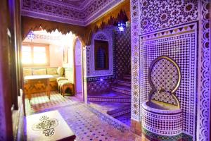 梅克内斯Riad Mehdi Meknès的一间紫色客房,内设浴缸