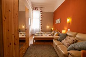布达佩斯佩斯托旅馆的一间带两张床和一张沙发的客厅
