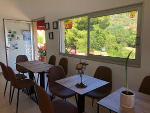 加莱里亚斯特拉海滨酒店的餐厅设有桌椅和大窗户。
