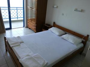 阿基欧斯尼古拉斯安杰洛斯酒店的卧室配有一张大白色床和窗户