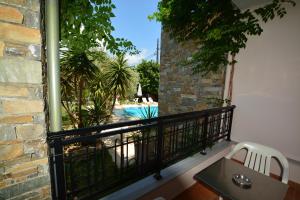 萨索斯Villa Eden的享有泳池景致的阳台