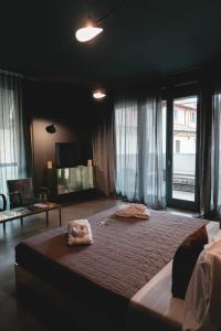 米兰Boutique Hotel Borgo Nuovo的一间卧室配有一张大床和两条毛巾