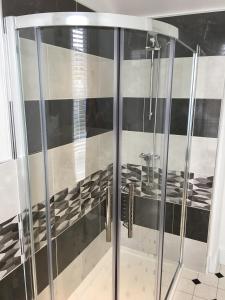 尚克林斯诺登别墅酒店的浴室设有玻璃门淋浴