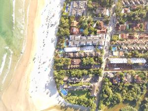 朱奎Pousada Pono Village的享有海滩和房屋的空中景致