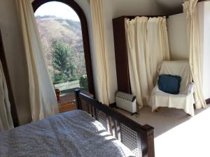 兰戈伦马蹄之径假日酒店的一间卧室设有一张床和一个窗口