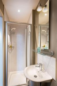 圣安德鲁斯阿德戈万酒店的浴室配有白色水槽和淋浴。