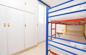 皮内达德马尔Apartamento Pineda的宿舍间的双层床,客房内的双层床