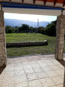 梅洛Casa soñada con vista a la Sierra de los Comechingones的一块石头拱门,后面有一块地