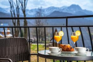 扎科帕内塔特拉酒店的一张桌子,上面放着两杯橙汁和食物