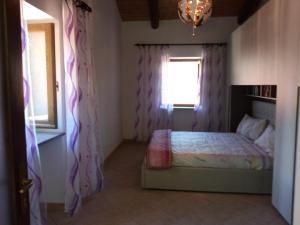 Meana di SusaCasa per vacanze in Meana di Susa的一间卧室设有一张床和一个窗口