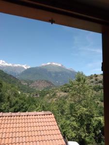 Meana di SusaCasa per vacanze in Meana di Susa的窗户享有山景。