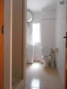 滨海罗克塔斯Apartroquetas的一间带卫生间和窗户的浴室
