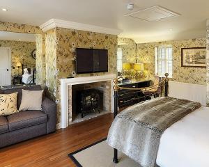 彼得伯勒The Crown Inn的客厅设有一张床和一个壁炉