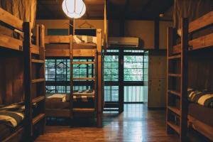 东京Guesthouse toco的客房设有几张双层床和吊灯。