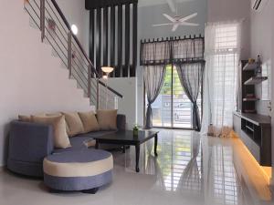 瓜拉雪兰戈Kuala Selangor Botanic 4R3B Homestay 15pax的客厅配有沙发和桌子