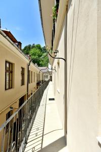 布拉索夫Safrano Palace的两栋建筑之间的小巷,设有阳台