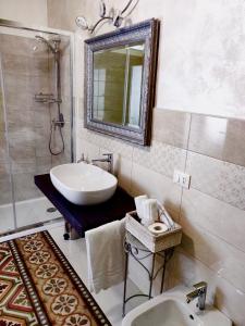 维罗纳Bravo 18的一间带水槽和镜子的浴室