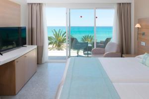 帕尔马海滩HSM Golden Playa的酒店客房设有一张床,享有海景。