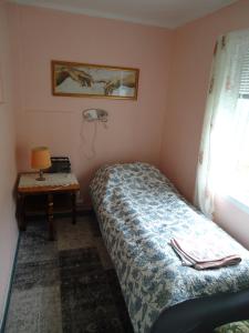 博斯塔德Peaceful Farm的一间小卧室,配有一张床和一张桌子