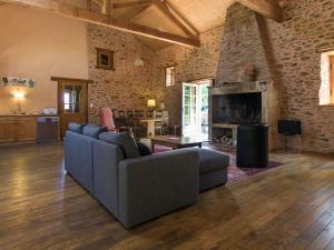 Chaleix拉格朗德曼森度假屋的带沙发和壁炉的客厅