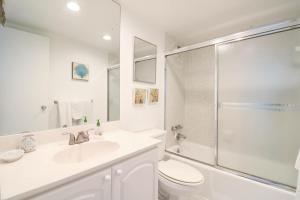 好莱坞THE TIDES 2bedrooms apt 14th floor WE ARE ON THE BEACH!的浴室配有卫生间、盥洗盆和淋浴。