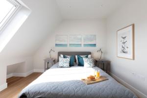 温莎Hampden Apartments - The Richard的一间白色的卧室,配有一张带托盘的床
