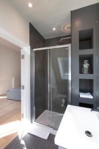 温莎Hampden Apartments - The Richard的一间位于客房内的玻璃淋浴间的浴室