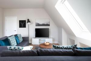 温莎Hampden Apartments - The Richard的带沙发和电视的客厅