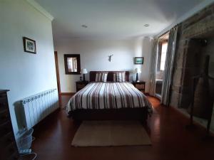 蒙塔莱格里Casa do Cerrado的一间卧室设有一张床和一个窗口