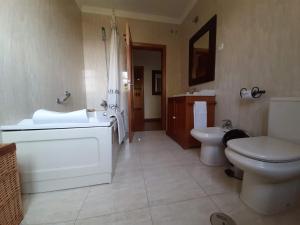 蒙塔莱格里Casa do Cerrado的浴室配有白色水槽和卫生间。