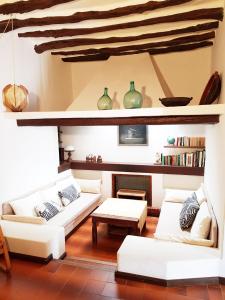 圣埃乌拉利亚Agroturismo Ca na Joaneta的客厅配有2张白色沙发和1张桌子