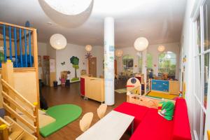 HüttschlagFamilienhotel Oberkarteis的儿童房,设有1个带桌子和玩具的游乐区