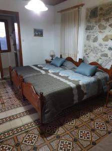 佩多拉斯双花酒店的一间卧室配有一张带蓝色枕头的大床