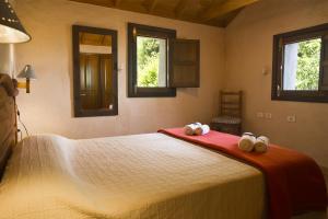 埃尔米瓜Casa Rural Los Patos的一间卧室配有一张床,上面有两条毛巾