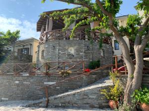 米莱艾埃里温罗旅馆的一座石墙和楼梯的房子