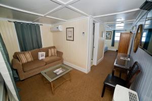泰比岛Georgianne Inn & Suites check in 212 Butler Ave的客厅配有沙发和桌子