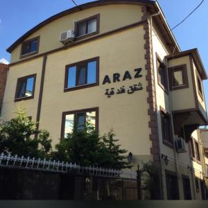 伯萨阿拉兹公寓的建筑的侧面有阿拉萨标志