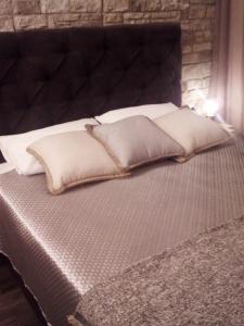 雅典Lux Studio 1的床上有2个枕头