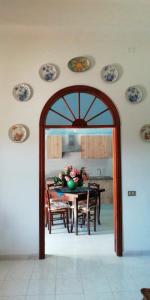 卡斯泰拉马莱Villalba的墙上的餐桌和盘子用餐室