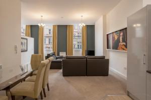 利物浦城堡系列 - 25号城堡街公寓的客厅配有沙发和桌椅