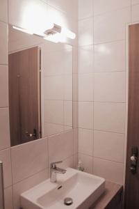 HarmannschlagArrahof的白色的浴室设有水槽和镜子