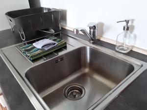 霍尔斯沃德吕尔维斯特里嘉德萨基酒店的厨房里的一个不锈钢水槽