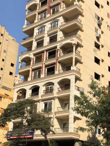 开罗Apartment in Mohandesin (Families Only)的一座高大的建筑,旁边设有阳台