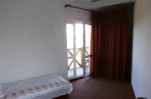 奥尔什丁扬帆旅馆的客房设有床和大窗户。